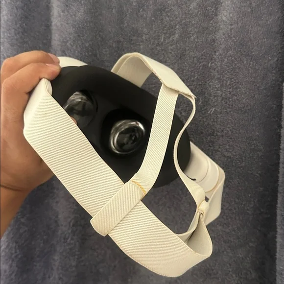 Meta Quest 3S+Batman Download with Controllers Fully functional With no Issues - Picture 5 of 9